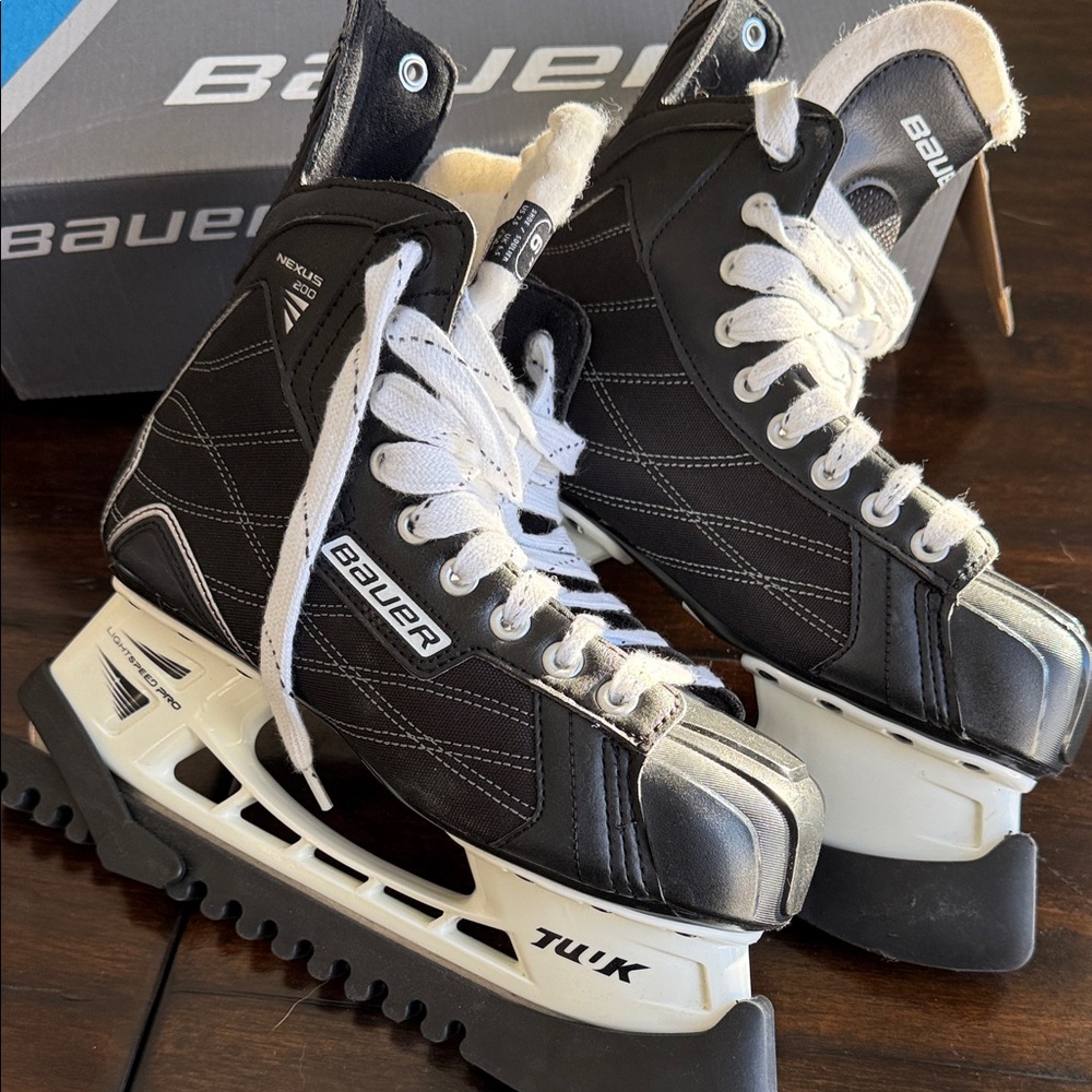 Bauer Nexus 200 Black and White Hockey Skates, Sz 6R / US 7.5 / EUR 40.5